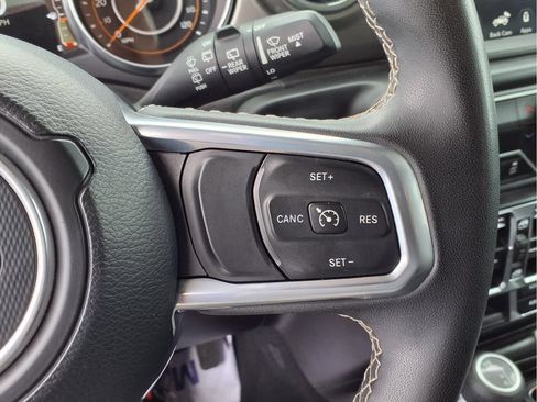 Used 2023 Jeep Wrangler Unlimited Sahara AWD/4WD image 15