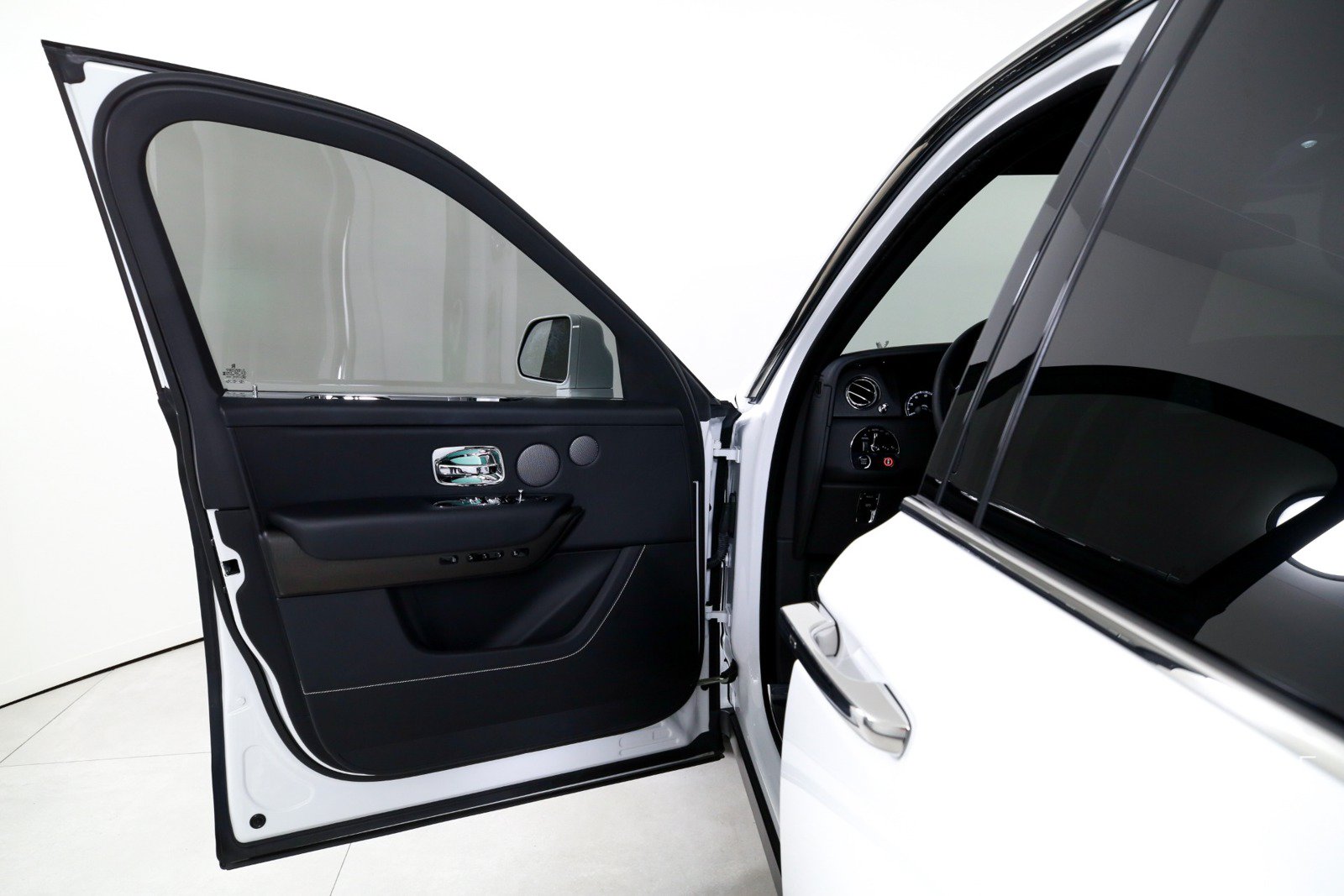 Used 2024 Rolls-Royce Cullinan AWD/4WD image 11