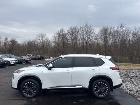 Used 2024 Nissan Rogue Platinum image 2