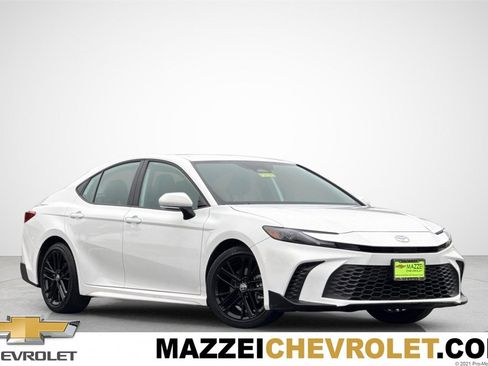 Used 2025 Toyota Camry SE image 1