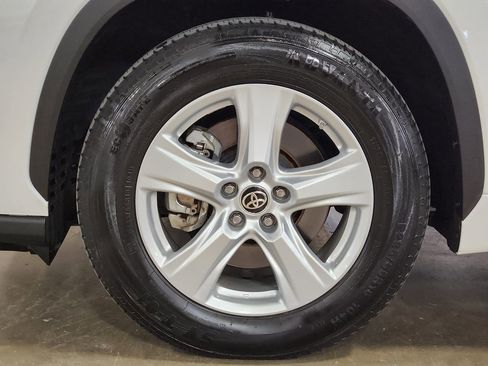 Used 2021 Toyota Highlander LE image 28