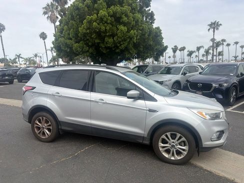 Used 2018 Ford Escape SE FWD image 18