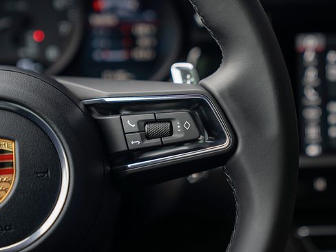 Certified 2026 Porsche Macan AWD/4WD image 8