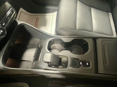 Used 2025 Volvo XC40 B5 Core image 26