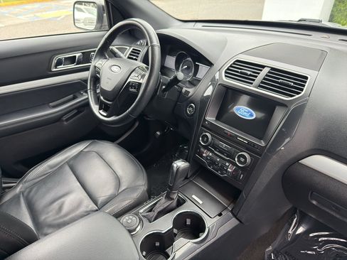 Used 2017 Ford Explorer XLT w/ Equipment Group 202A AWD/4WD image 21