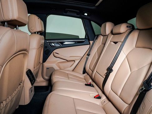 Certified 2025 Porsche Macan AWD/4WD image 17