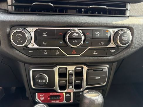 Used 2024 Jeep Gladiator Sport image 29