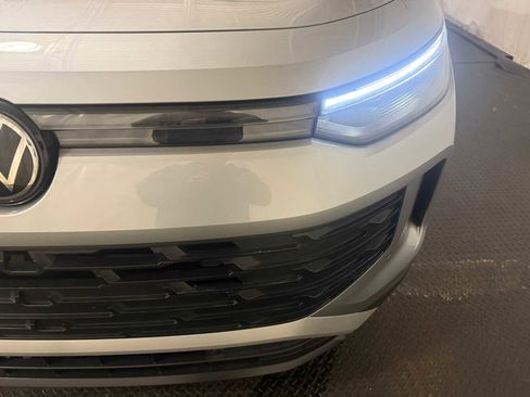 Certified 2025 Volkswagen Tiguan SE w/ Panoramic Sunroof Package image 5