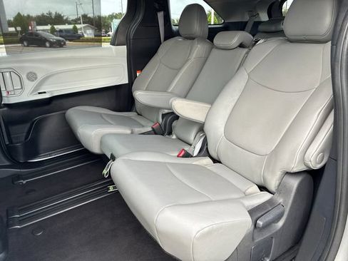 Used 2025 Toyota Sienna XLE FWD image 10