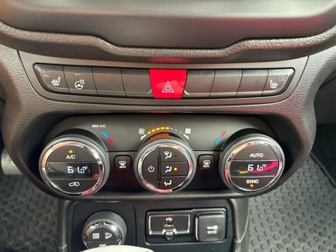 Used 2017 Jeep Renegade Trailhawk w/ Popular Equipment Group AWD/4WD image 32
