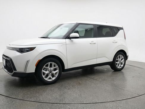 Used 2025 Kia Soul LX w/ LX Technology Package FWD image 3