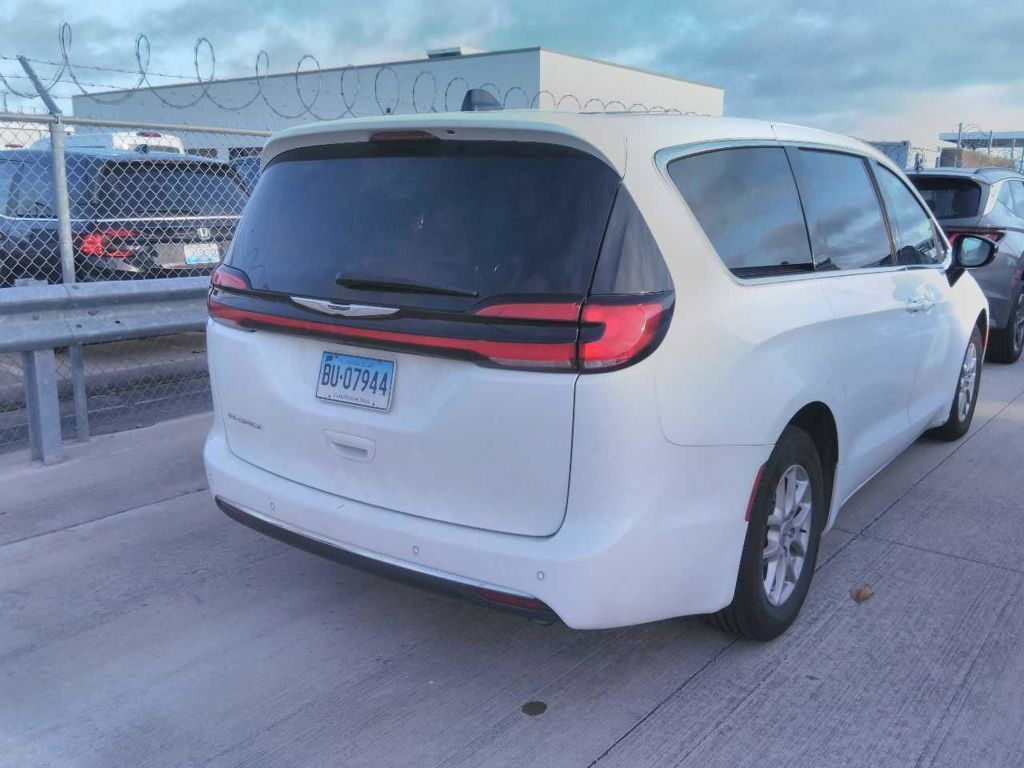 Used 2024 Chrysler Pacifica Touring-L FWD image 6