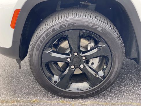Used 2025 Jeep Grand Cherokee Altitude RWD image 9