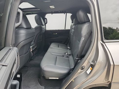 Used 2025 Lexus LX 600 4WD w/ Luxury Package image 8