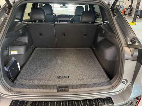 Certified 2025 Volkswagen Tiguan SE R-Line AWD/4WD image 23