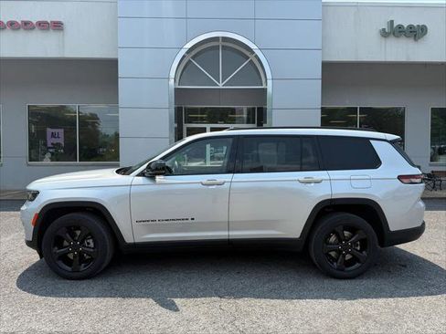 Certified 2022 Jeep Grand Cherokee L Limited w/ Luxury Tech Group II image 2