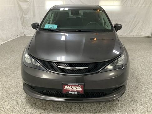 Used 2023 Chrysler Voyager LX image 2