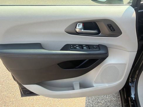 Used 2023 Chrysler Pacifica Touring-L w/ Uconnect Theater Family Group AWD/4WD image 27