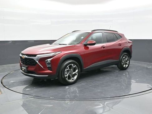 Used 2025 Chevrolet Trax LT w/ LT Convenience Package image 3