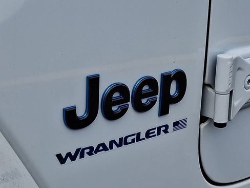 Used 2025 Jeep Wrangler Unlimited Sahara w/ Safety Group AWD/4WD image 35