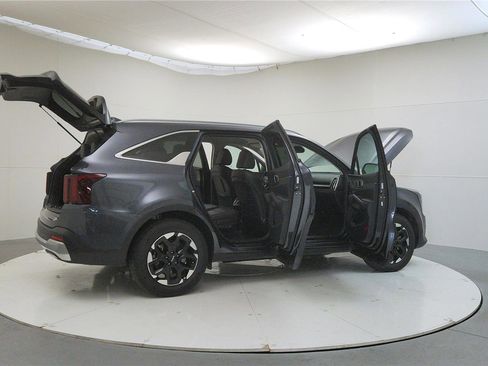 Used 2024 Kia Sorento S image 12