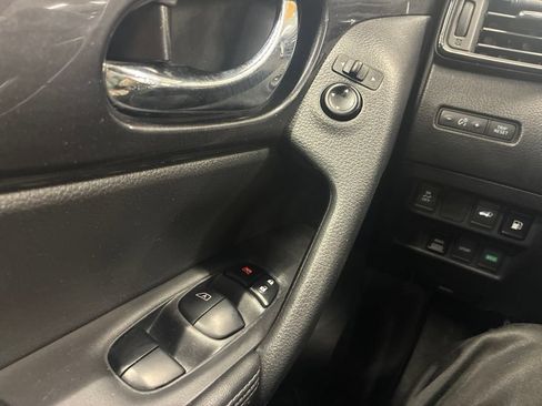 Used 2018 Nissan Rogue SV AWD/4WD image 25