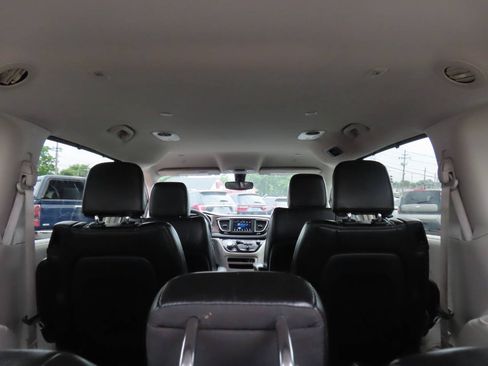 Used 2020 Chrysler Voyager Lxi FWD image 15