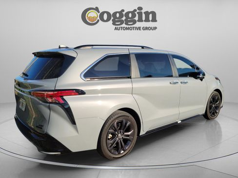 Certified 2024 Toyota Sienna XSE w/ XSE Premium Package image 5