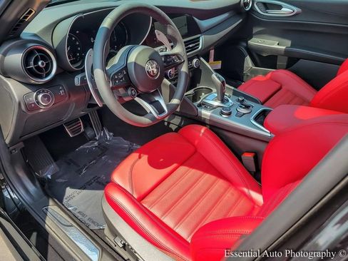 New 2025 Alfa Romeo Giulia AWD w/ Veloce Package AWD image 9