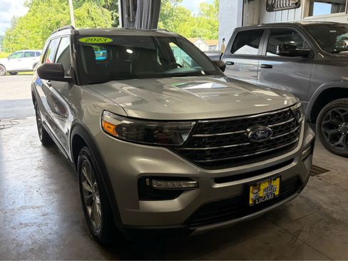 Used 2023 Ford Explorer XLT w/ Equipment Group 202A AWD/4WD image 3