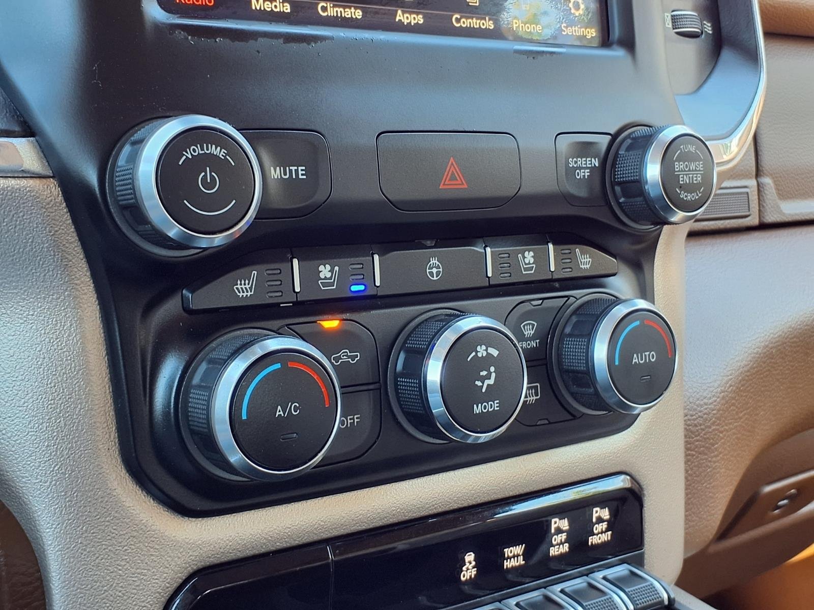 Used 2019 RAM 1500 Laramie AWD/4WD image 13