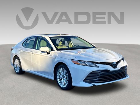 Used 2019 Toyota Camry Hybrid image 1