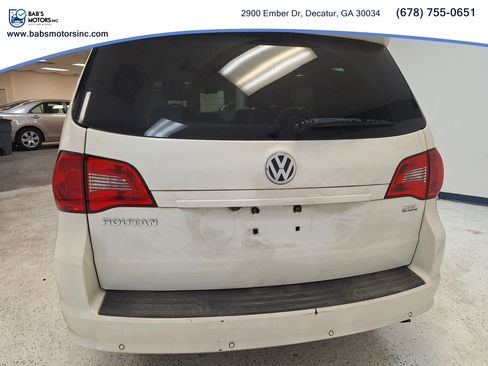 Used 2011 Volkswagen Routan SEL Premium FWD image 12