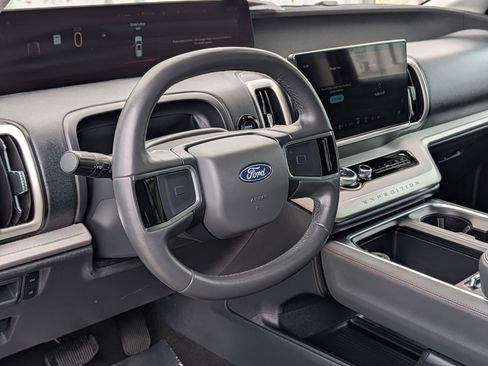 Used 2025 Ford Expedition Active RWD image 25