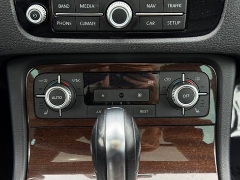 Used 2015 Volkswagen Touareg TDI AWD/4WD image 14