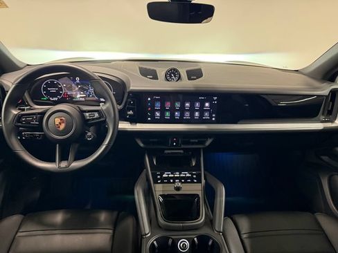 Certified 2025 Porsche Cayenne E-Hybrid w/ Premium Package Plus AWD/4WD image 17