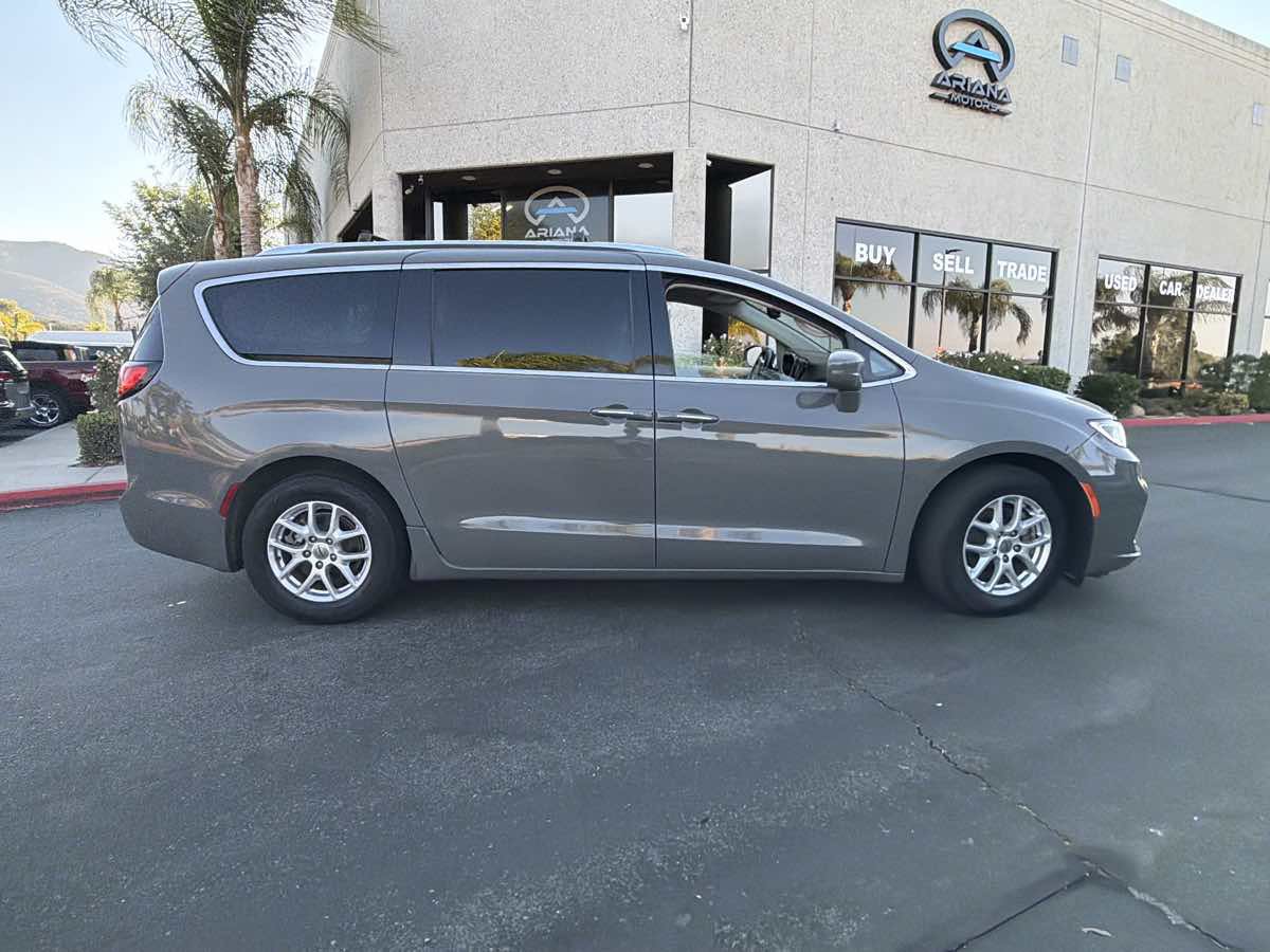 Used 2021 Chrysler Pacifica Touring-L FWD image 16