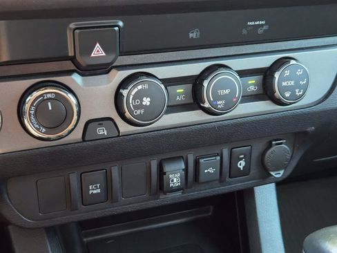 Used 2020 Toyota Tacoma TRD Sport AWD/4WD image 13
