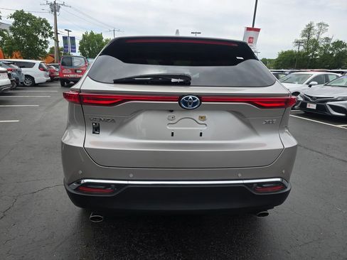 Used 2024 Toyota Venza XLE AWD/4WD image 6