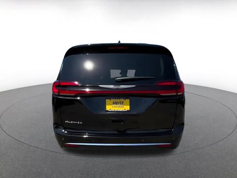 Used 2024 Chrysler Pacifica Touring-L FWD image 12