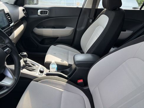Used 2025 Hyundai Venue SEL FWD image 3