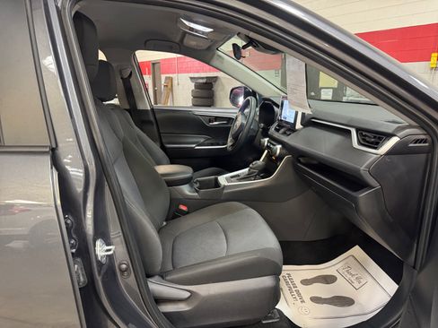 Used 2025 Toyota RAV4 XLE AWD/4WD image 19