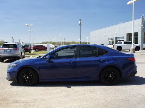 Used 2025 Toyota Camry SE image 11