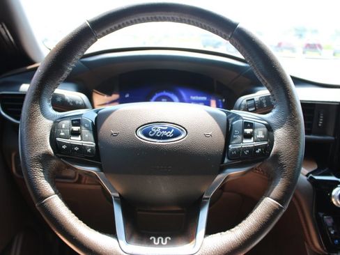 Used 2022 Ford Explorer King Ranch w/ Premium Technology Package RWD image 41