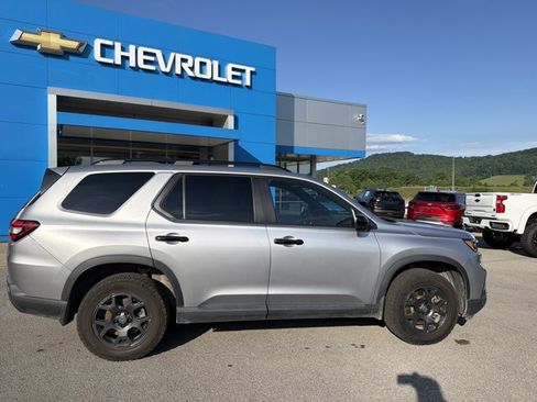 Used 2025 Honda Pilot TrailSport image 3