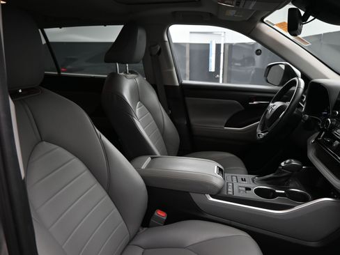 Used 2021 Toyota Highlander XLE image 21