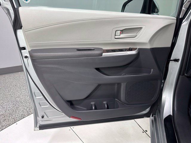 Used 2022 Toyota Sienna LE AWD/4WD image 12