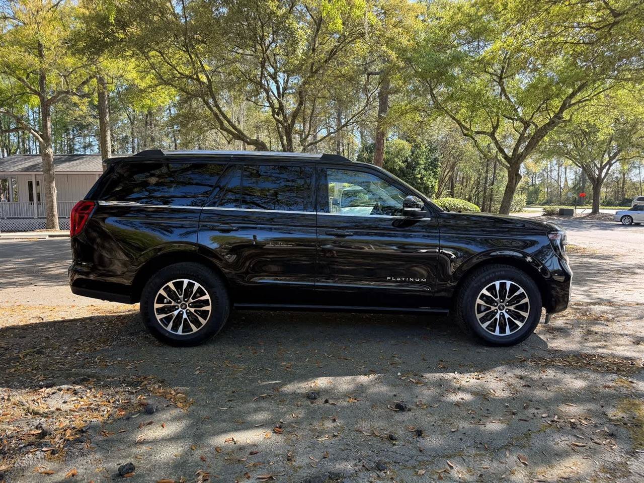 Used 2025 Ford Expedition Platinum AWD/4WD image 4