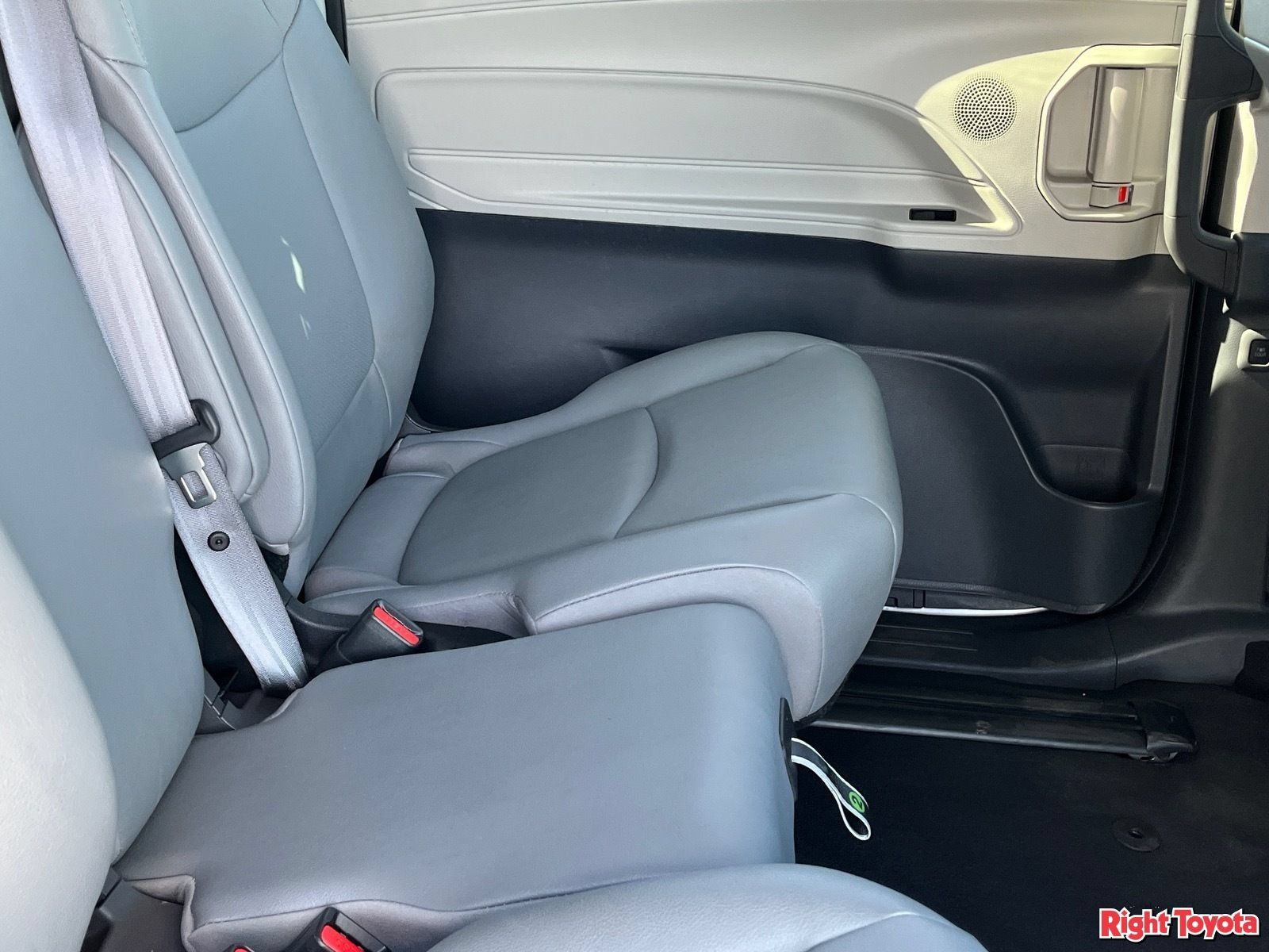 Certified 2024 Toyota Sienna XLE FWD image 15