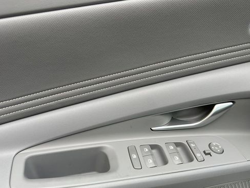 New 2025 Hyundai Elantra SEL image 9